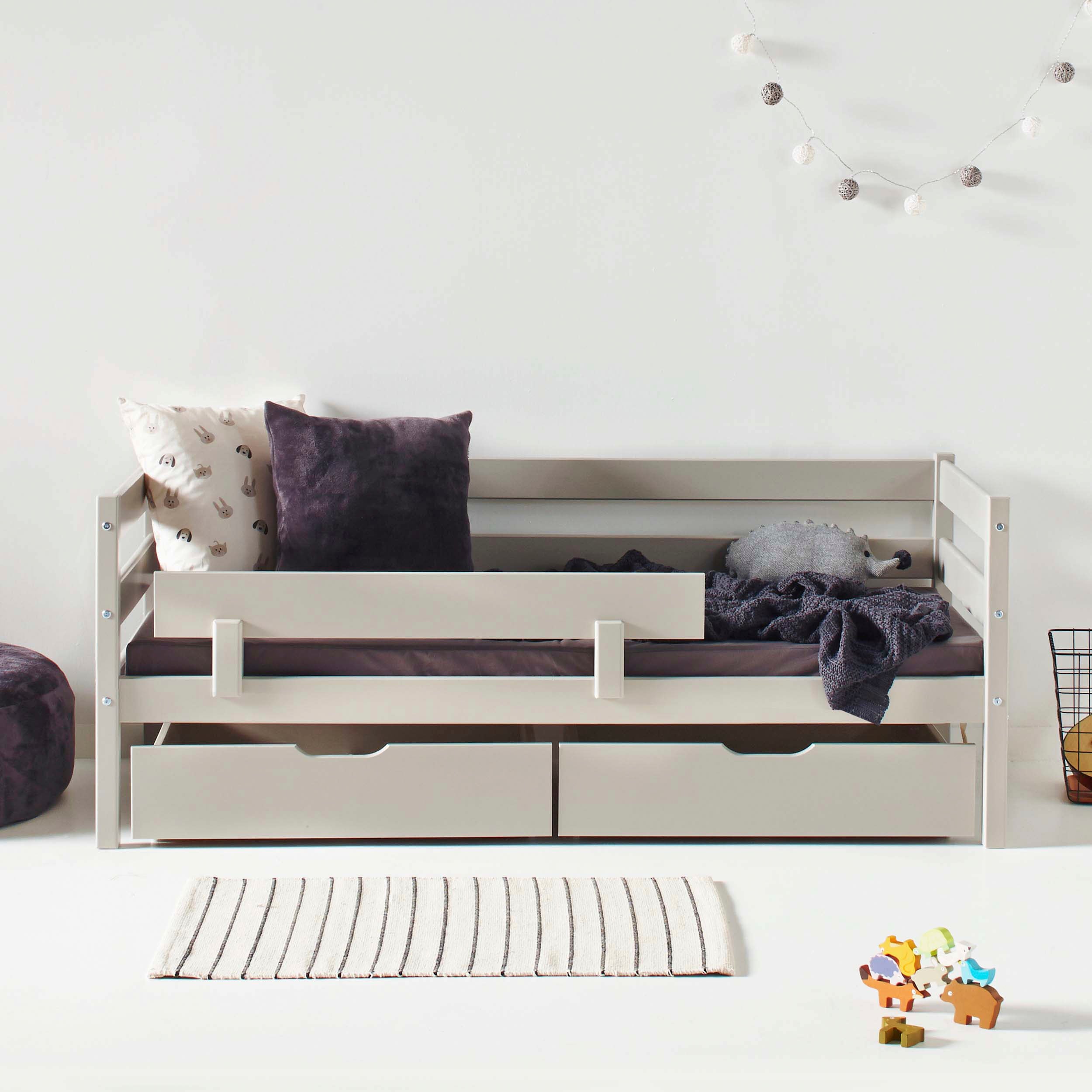 Einzelbett HOPPEKIDS "ECO Comfort Kinderbett, Kiefer Massivholz, Jugendbett inkl. Rollrost", grau (tauben grau), B:76cm H:65cm L:166cm, Kiefer massiv, Betten, Einzelbett, 70x160 cm, wahlweise in verschieden Farben/ Matratze/ Absturzsicherung tauben grau L