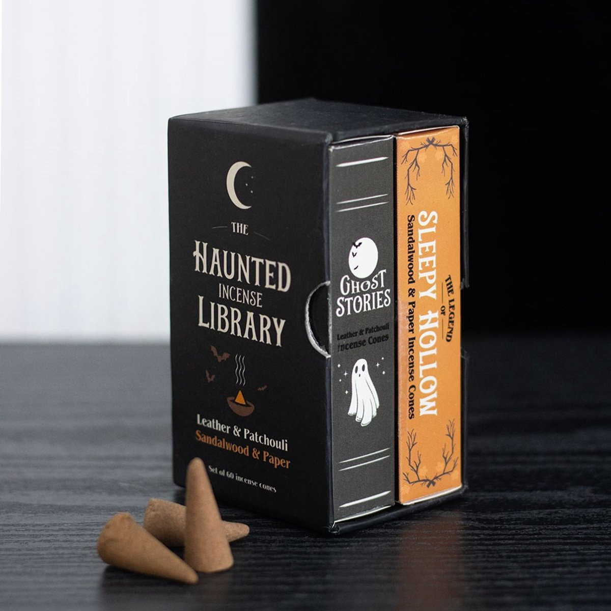 Something Different Haunted Library Wierookkegels Set van 2 - Leer & Patchouli en Sandelhout & Papier