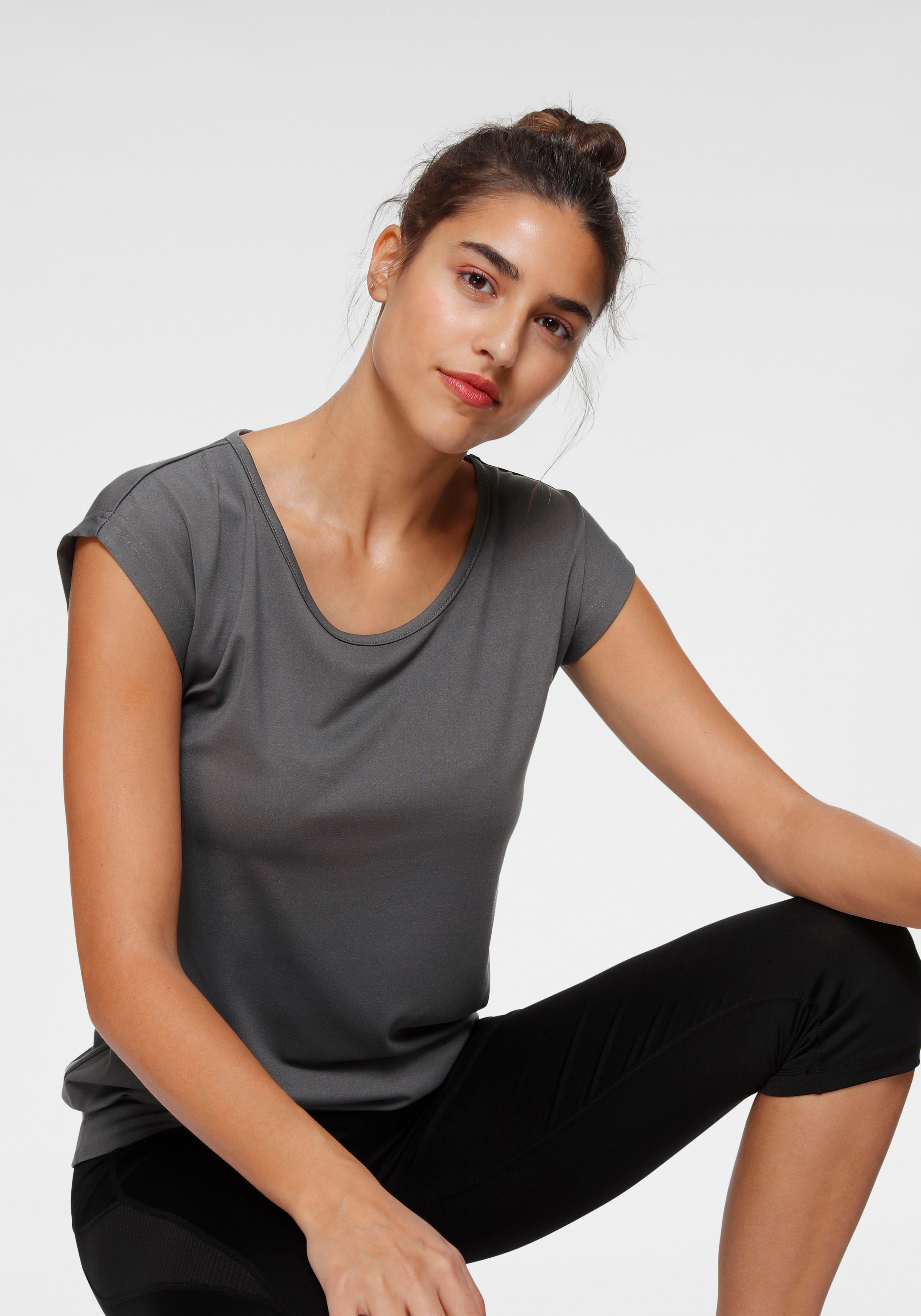 Yoga & Relax Shirt OCEAN SPORTSWEAR "Soulwear - Essentials Yoga Shirts", Damen, Gr. 42, grün (mint, anthrazit), Single Jersey, Obermaterial: 92% Polyester, 8% Elasthan, figurbetont hüftbedeckend, Rundhals, Shirts Yoga & Relax Shirt, leicht überschnittene 