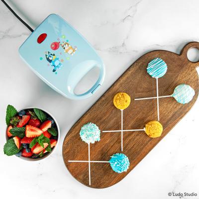 Bluey Cake Pop Maker by UNCANNY BRANDS in Blue (Size ONE SIZE)