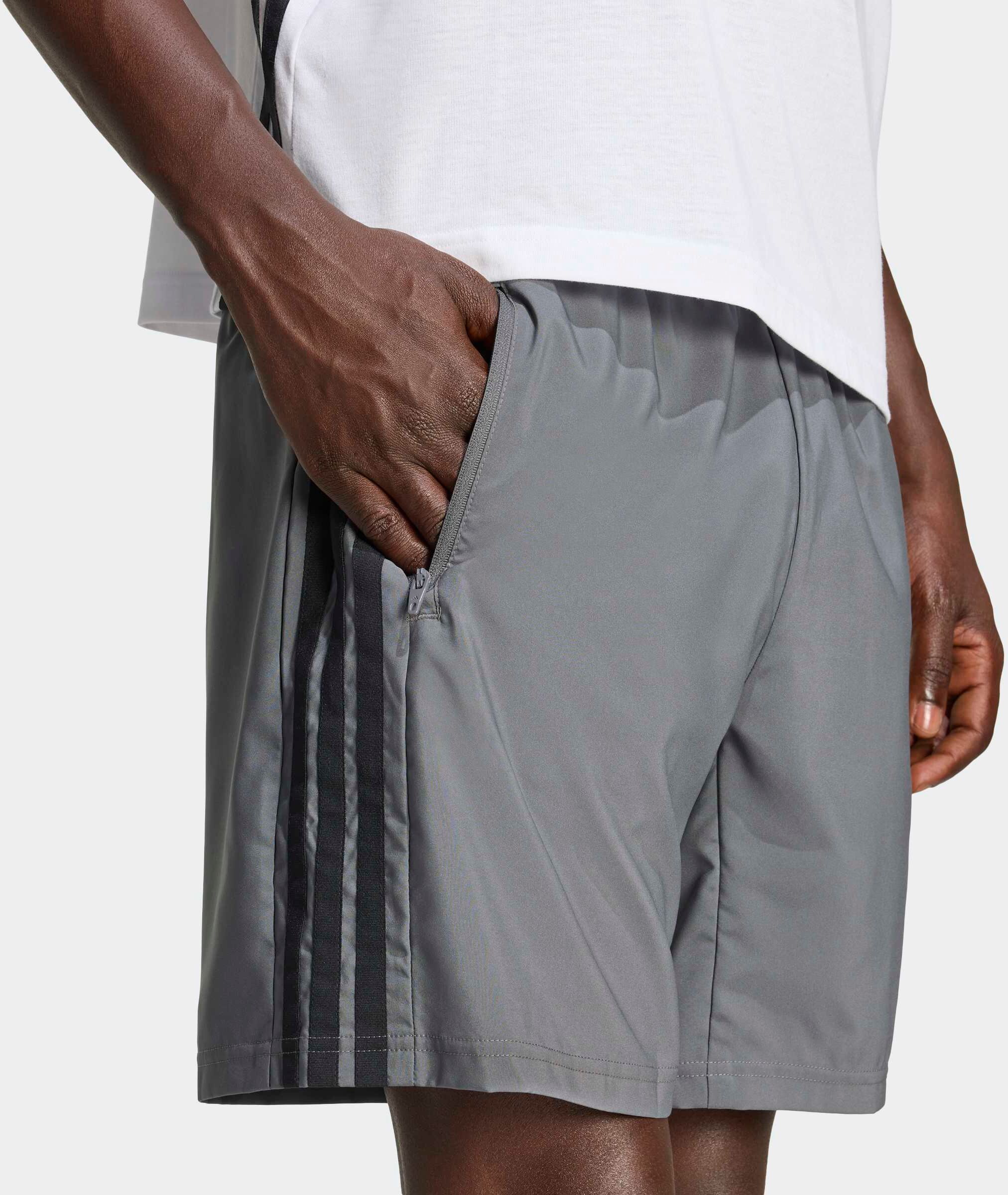 Shorts ADIDAS PERFORMANCE "WORKOUT ESSENTIALS BASE 3-STREIFEN WOVEN", Herren, Gr. S, Länge 7, grau five, schwarz, innenbeinlänge ca. 18 cm, Obermaterial: 100% Polyester, Hosen Shorts, normal-weit, für Fitness und Sportmode, sportlich, aus Polyester grau f