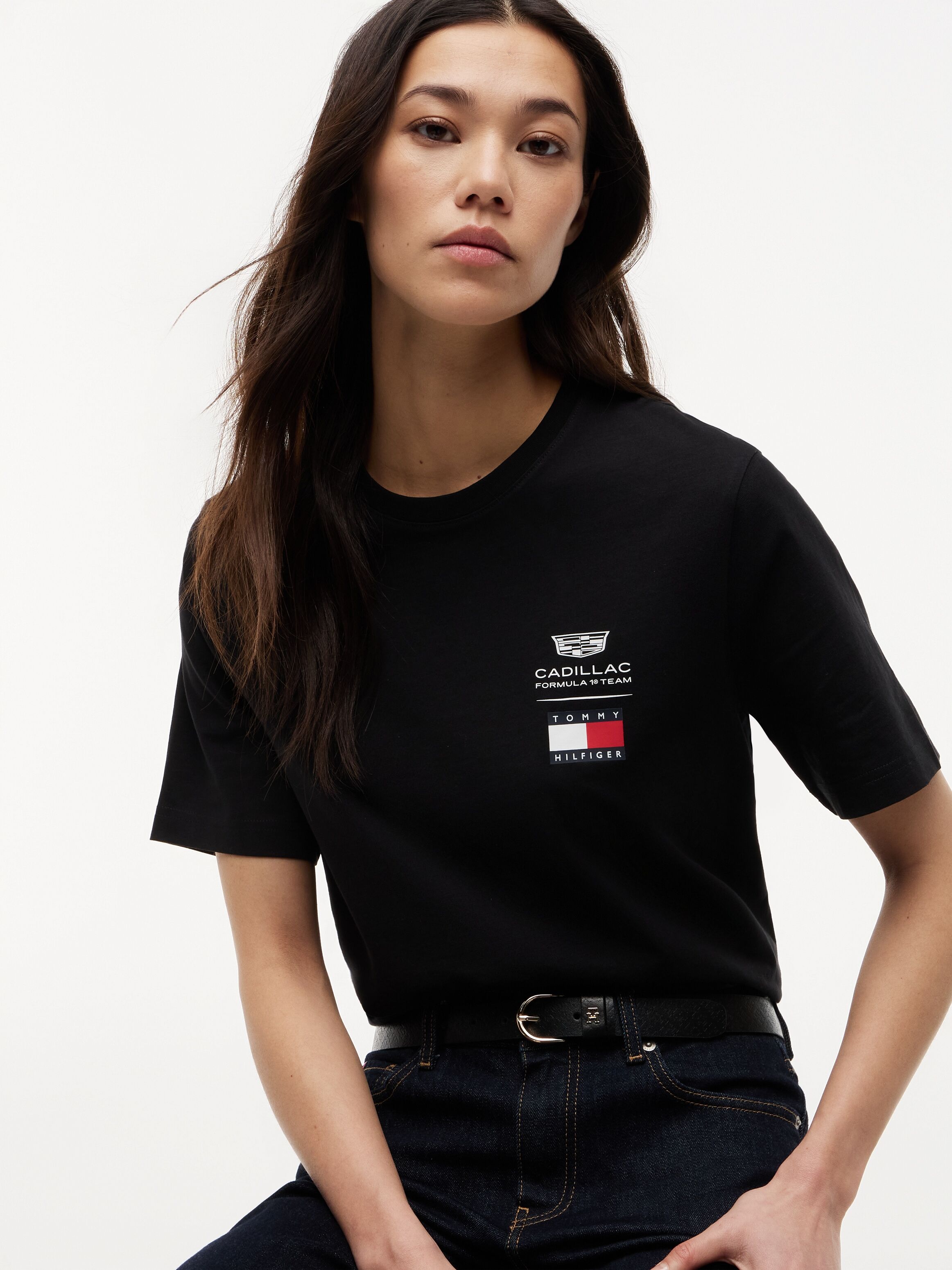 T-Shirt TOMMY HILFIGER "TH x Cadillac FOrmula 1 Team LOGO", Damen, Gr. S, schwarz, Jersey, Obermaterial: 100% Baumwolle, regular fit normal, Rundhals, Shirts T-Shirt, Unisex Special Collection Formula1