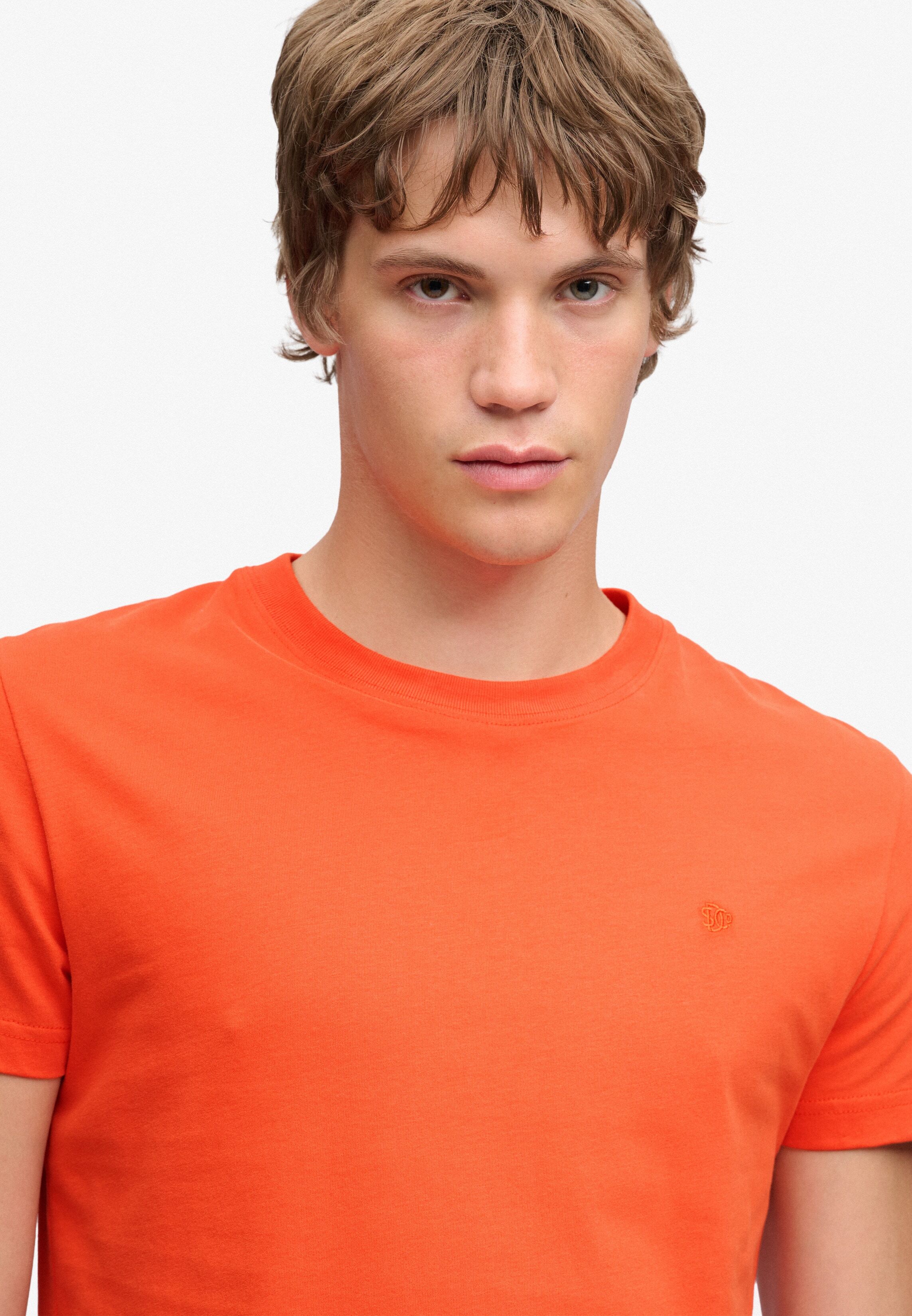 Rundhalsshirt SUPERDRY "ESSENTIAL SDCO LOGO EMB TEE", Herren, Gr. M, orange (solar orange, schwarz orange), Single Jersey, Obermaterial: 100% Baumwolle, unifarben, regular fit normal, Rundhals, Shirts Rundhalsshirt, Baumwolle, regular fit solar orange, sc