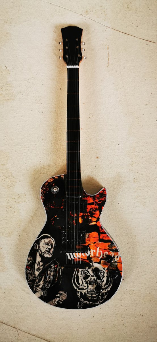 Motörhead Miniatuur Gitaar Lemmy Kilmister LP Model - Houten Hardrock Decoratie met Standaard - Hoogte: 25 cm