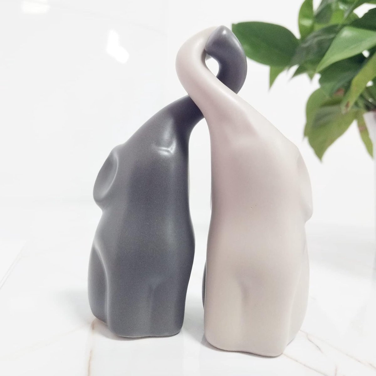 Decoratief keramisch figuur van een verliefd olifantenpaar