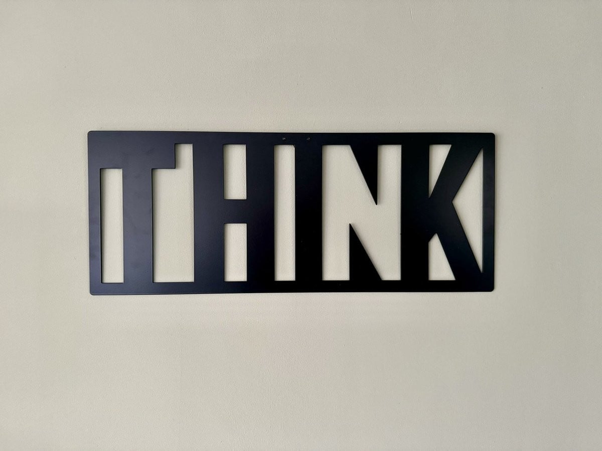 Metalen wanddecoratie Think met grafisch ontwerp