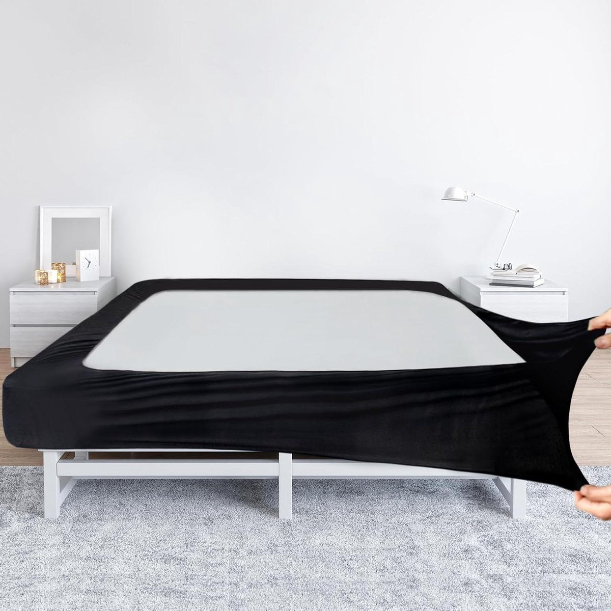 Zwarte rekbare jersey boxspringhoes Queen Size als alternatief voor een bedrok