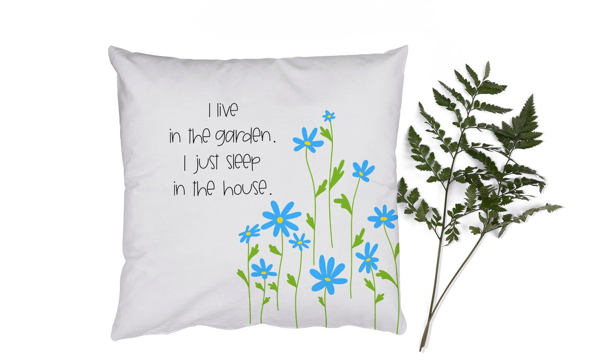 Sierkussen met tekst I live in the garden I just sleep in the house - 50 x 50 cm