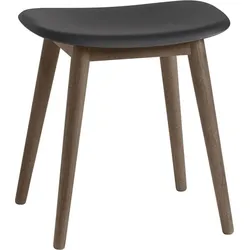 Fiber Hocker schwarz auf dunklen Holzbeinen