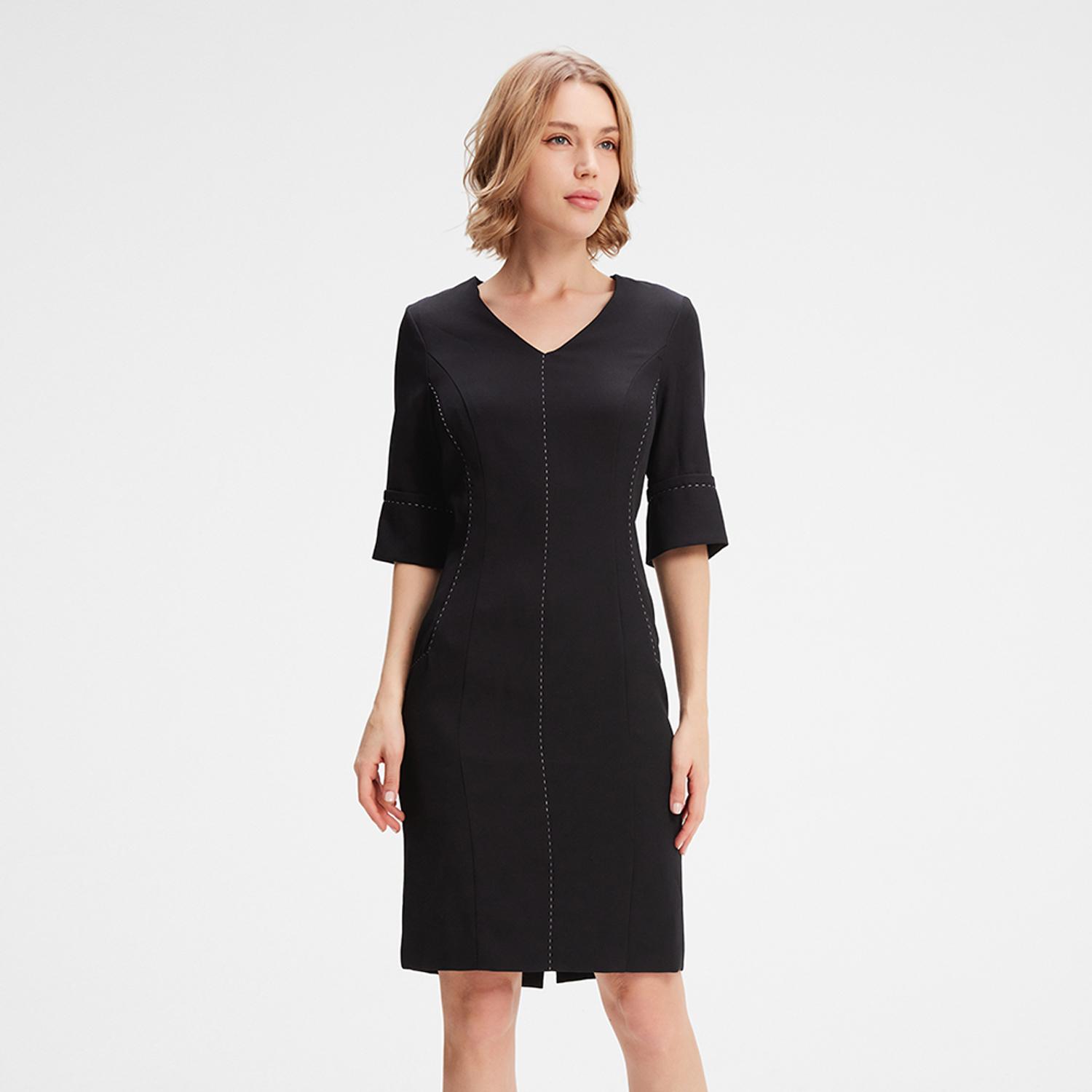 Kurzes Kleid mit kontrahierten Nähten
