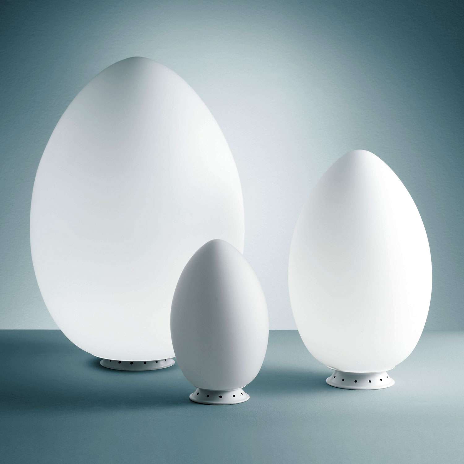 Fontana Arte Uovo Tischleuchte (groß (Ø 43cm, H 62cm)) groß (Ø 43cm, H 62cm) F264610100BINE