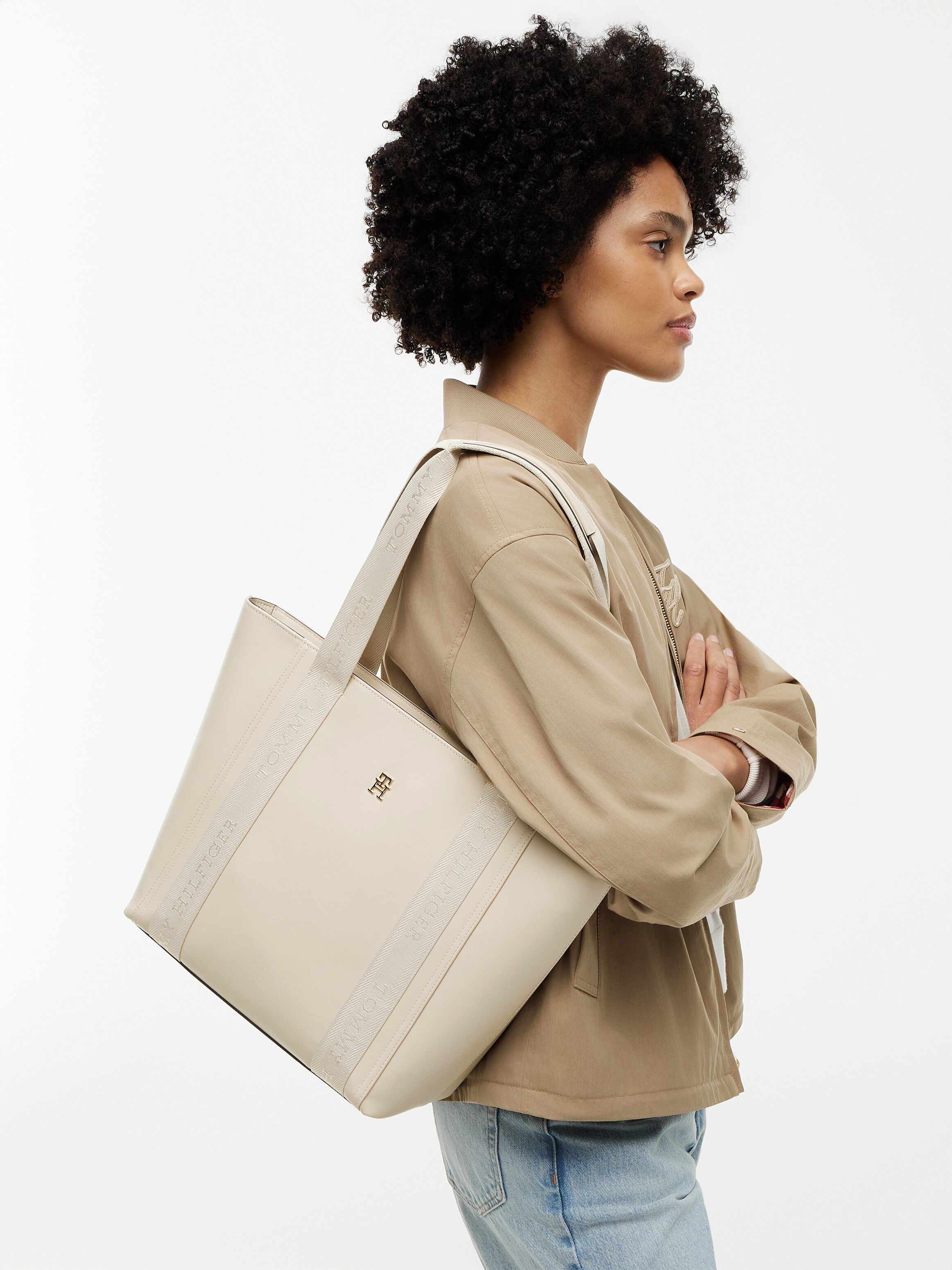Tragetasche TOMMY HILFIGER "IM LATAM LOGO TOTE", Damen, Gr. B/H/T: 41cm x 30cm x 12cm, beige, Lederimitat, Taschen Tragetasche, Damen Schultertasche, Handtasche mit Logoschriftzug beige B/H/T: 41cm x 30cm x 12cm