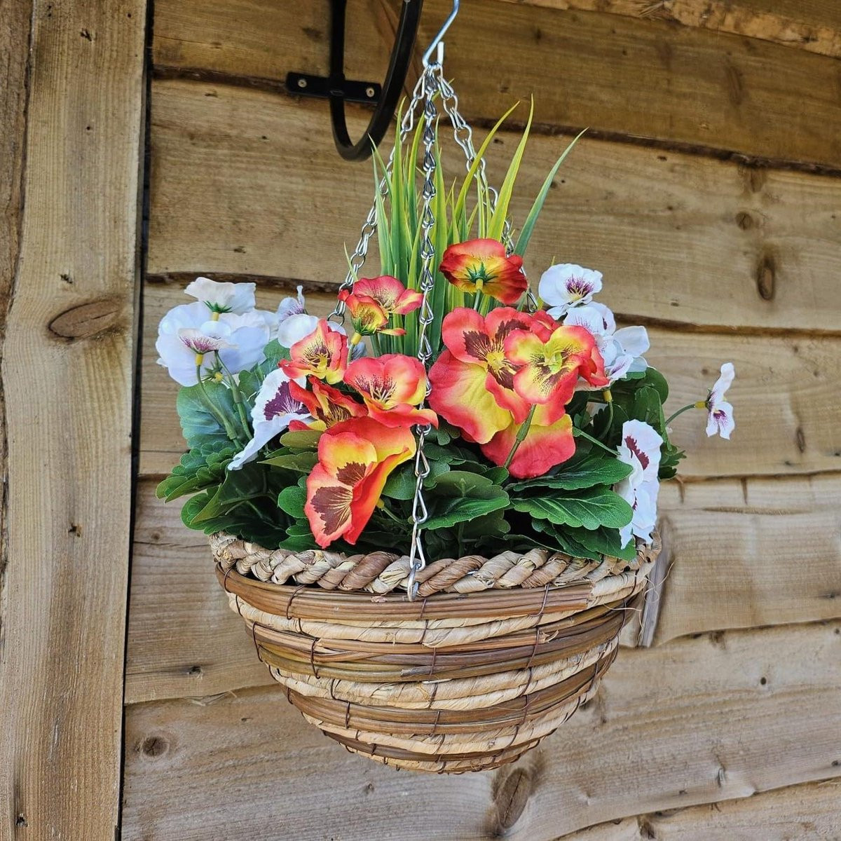 Hangende Bloemenmand met Kunstbloemen voor Buiten Decoratie - Rood Wit - 25 cm