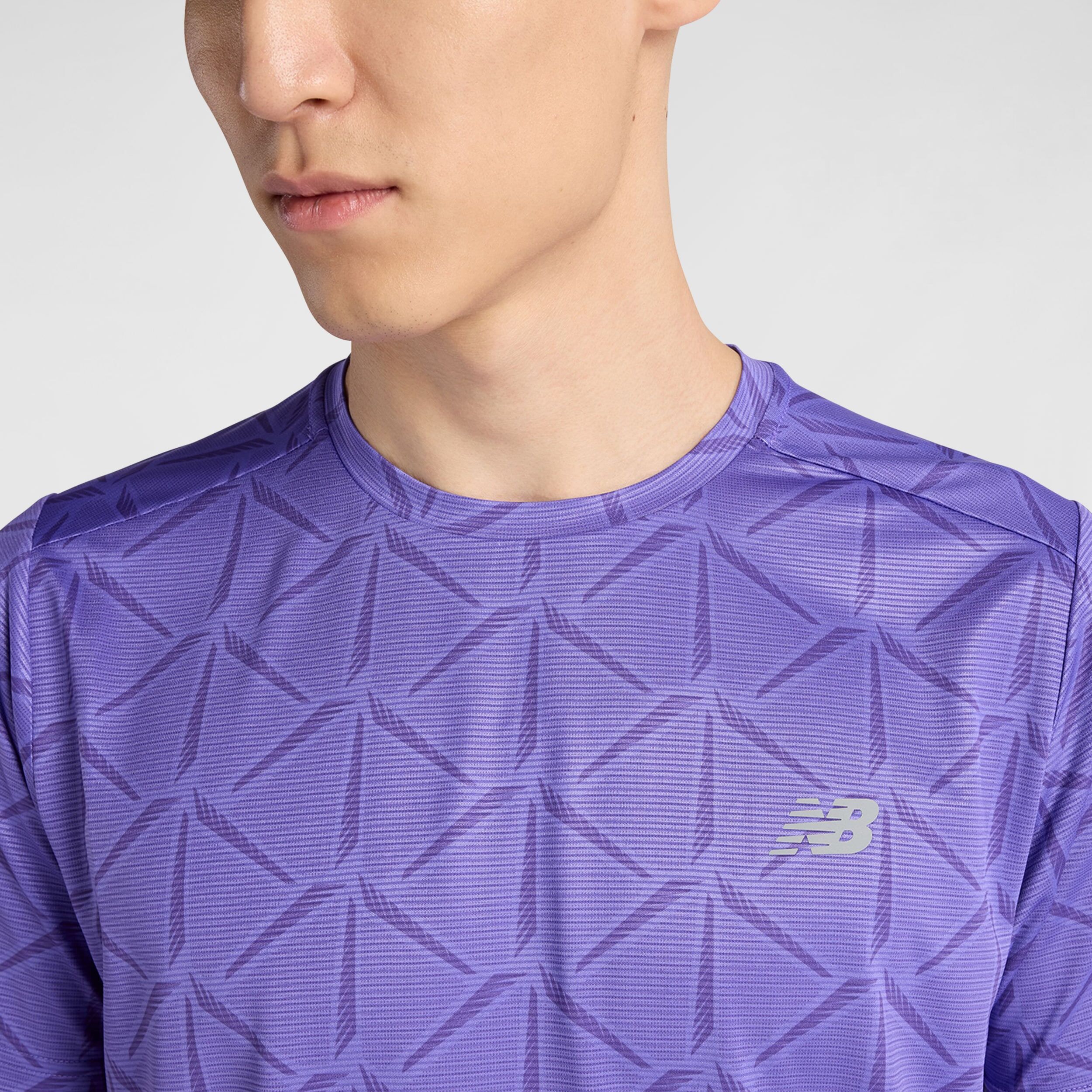 Laufshirt NEW BALANCE "SPORT ESSENTIAL PRINTED T-SHIRT", Herren, Gr. XXL, lila (electric pur), Obermaterial: 100% Polyester, Shirts Laufshirt, für Lauftraining und vielseitige Aktivitäten, aus Polyester