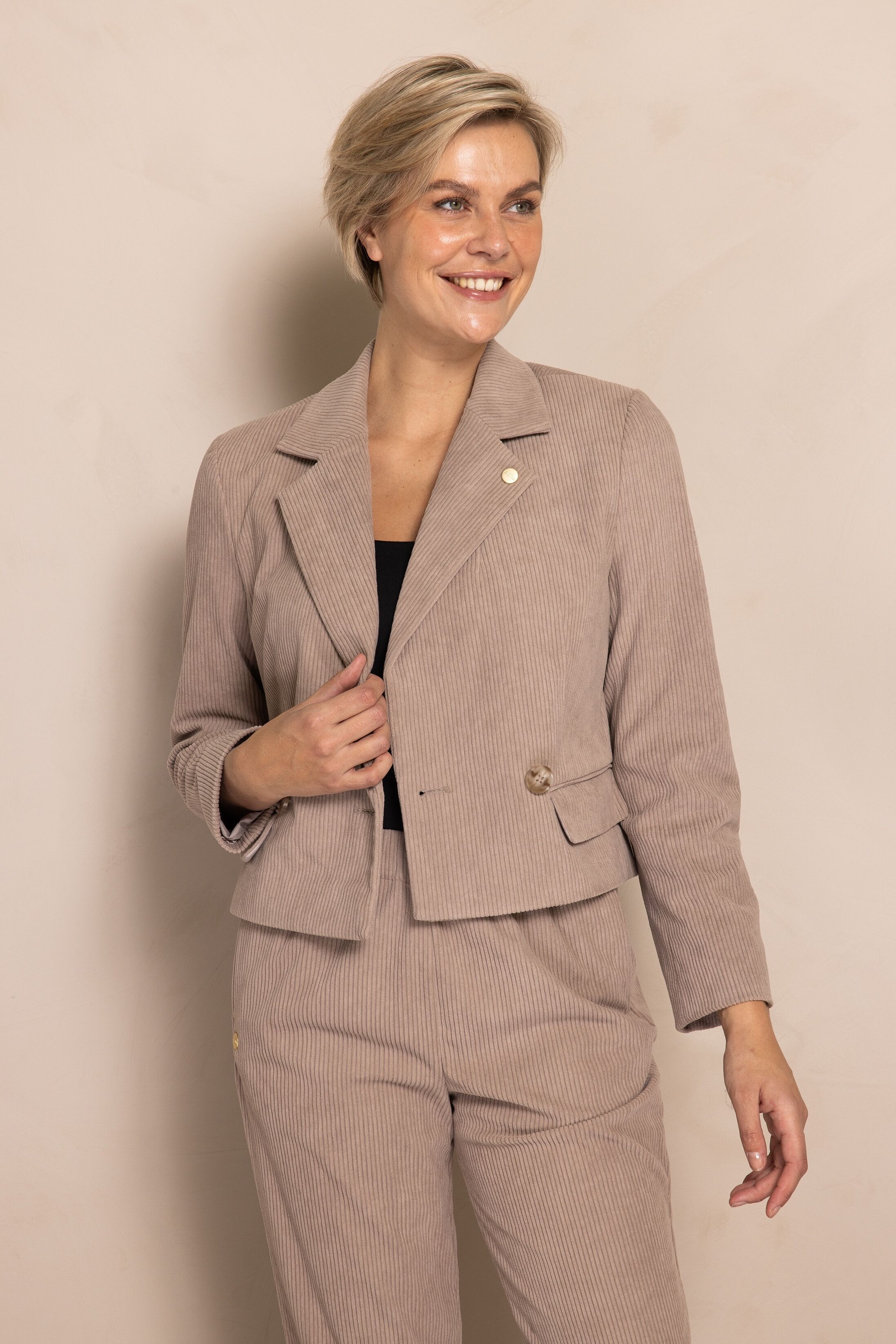 Kurzblazer ZHRILL "Cord ZHJOJO", Damen, Gr. S, beige (taupe), Cord, Obermaterial: 100% Polyester, unifarben, gerade taillenbedeckt, Blazer Kurzblazer, lässiger Stil, gerade Passform, aus Polyester, mit Reverskragen taupe S