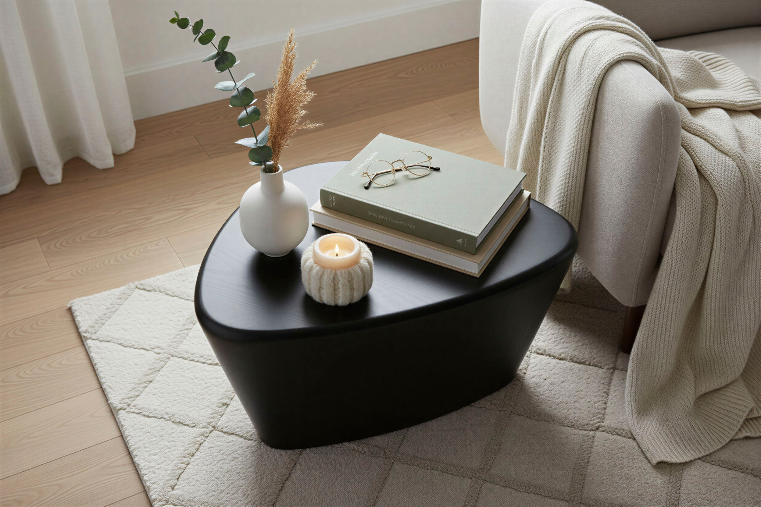 Beistelltisch SIT "Tel Aviv aus Mango massiv mit dreieckiger Tischplatte", schwarz, B:70cm H:36cm T:53cm, Mango massiv, Tische, Beistelltisch, Geometrisches Design mit dreieckiger Massivholz-Tischplatte schwarz B/H/T: 70cm x 36cm x 53cm, dreieckige Tischp