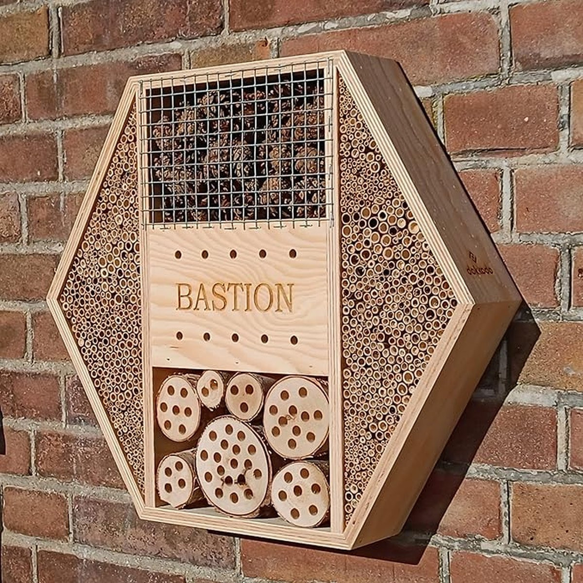 Design insectenhotel van natuurlijke materialen voor bijen, lieveheersbeestjes en vlinders, ophangbaar