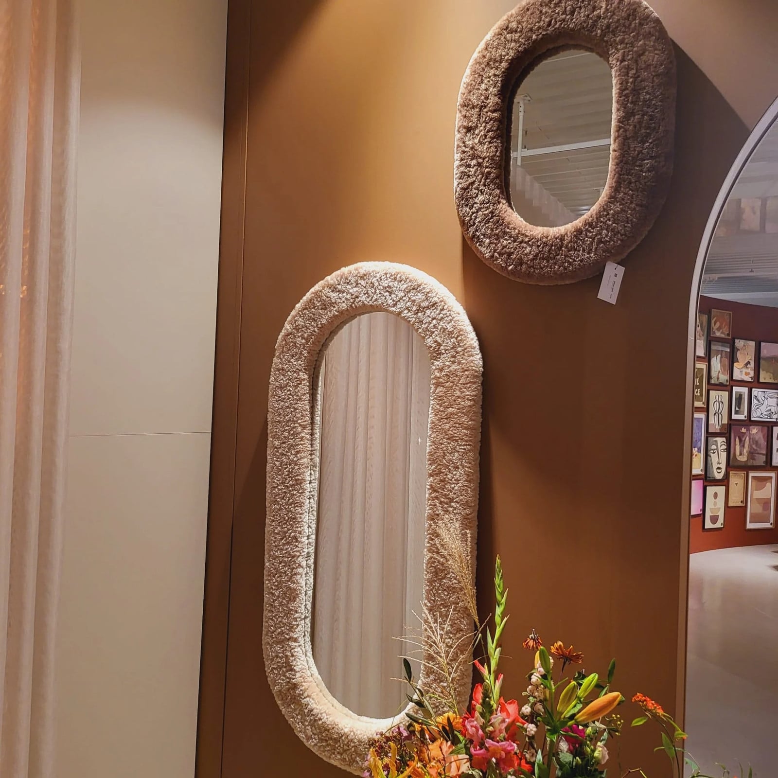 By Boo Spiegel Kiss groot beige oval modern wandmontage