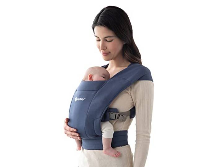 Ergobaby Embrace Babytrage für Neugeborene von 0–12 Monaten (3,2–11,3 kg), Ergonomische 2-Positionen Babytrage mit Kopf- und Nackenstütze und hüftgesunder M-Stellung, Soft Navy