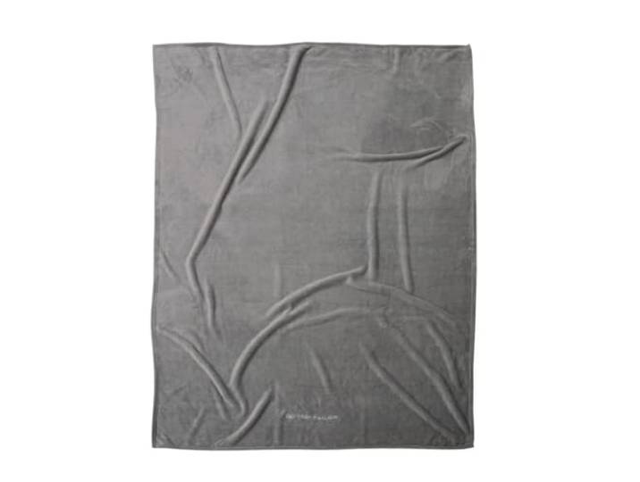 TOM TAILOR Couverture Wellsoft\, 150x200 cm\, 100% polyester/ Wellsoft\, ourlée avec logo brodé\, WELLSOFT BLANKET Gris (Moody Grey)