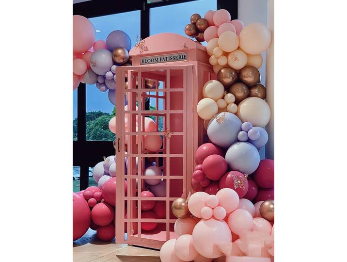 Nouvelle installation artistique : cabine téléphonique britannique rose antique à motifs floraux pour accessoires de mariage, cabine téléphonique londonienne