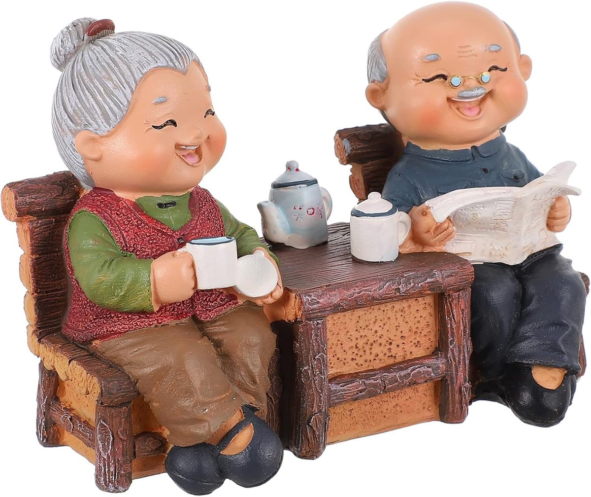 Ouder echtpaar beeldjes van hars als decoratie voor in de woonkamer of keuken die blijvende liefde symboliseren