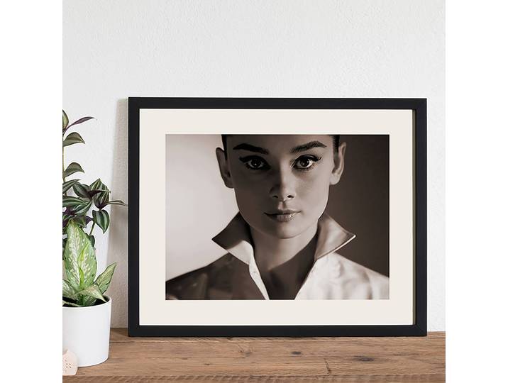 Tableau déco Audrey Hepburn Cadre : hêtre massif verni Revêtement : plexiglas Multicolore 52 x 42cm