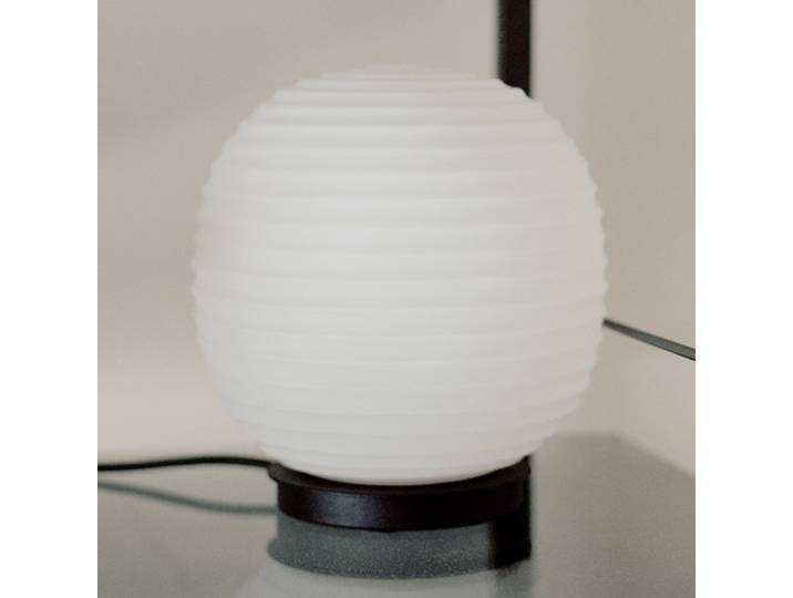 Lantern Globe Tischleuchte Small - New Works Lantern Globe Small - Wohnzimmer - Design - Glas - Kugel