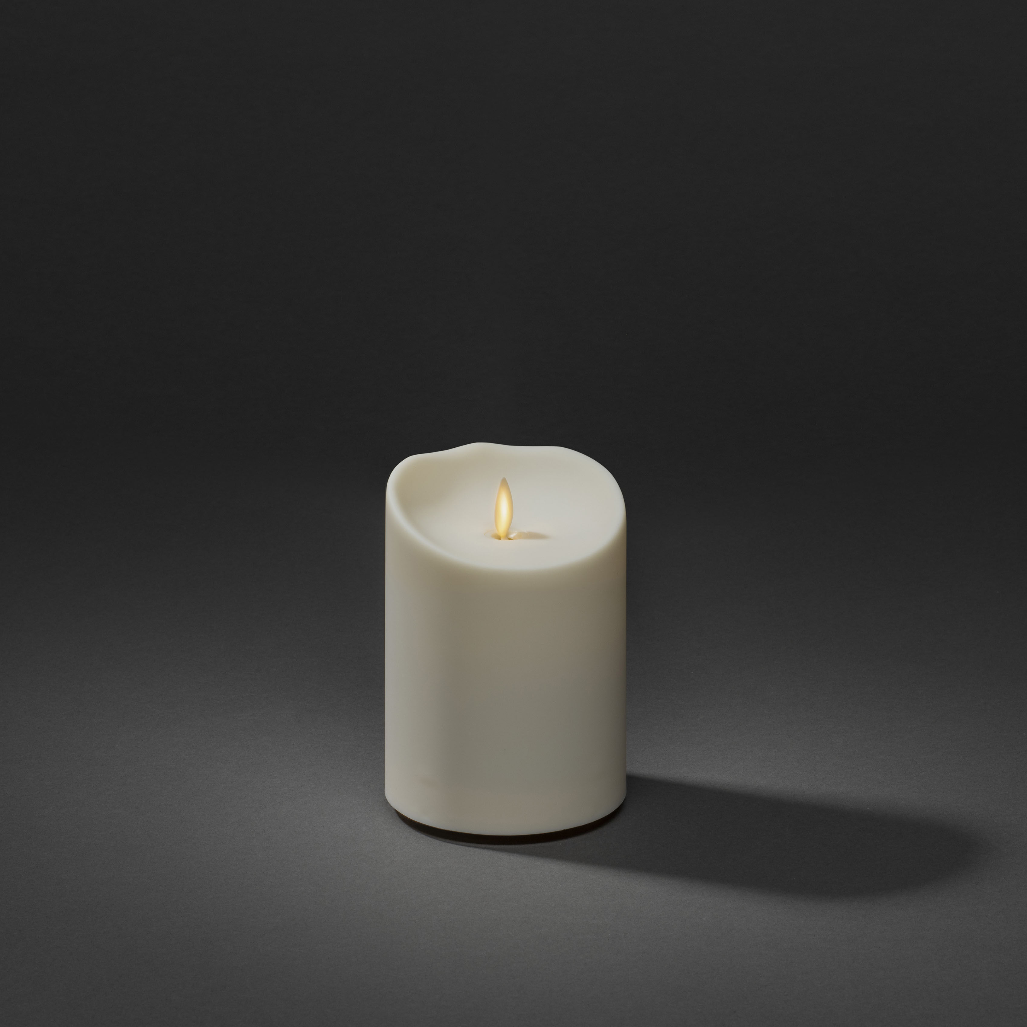 LED-Kerze KONSTSMIDE, beige (cremeweiß), B:9,5cm H:14cm T:9,5cm Ø:9,5cm, Kerzen, LED-Kerze, LED Kerze cremeweiß, mit 3D Flamme und geschmolzener Kante