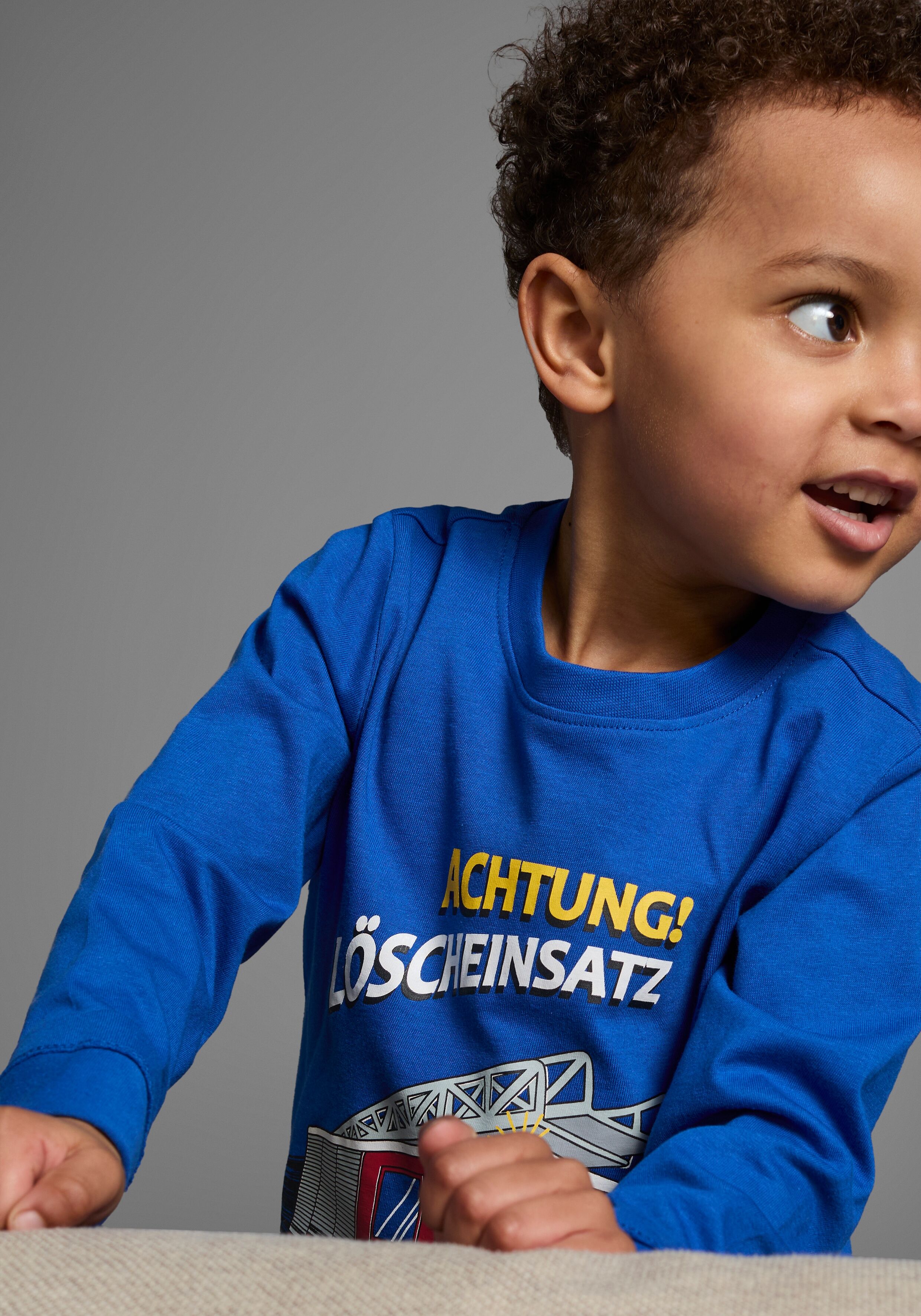 Langarmshirt KIDSWORLD "Mit Feuerwehr-Druck: ACHTUNG LÖSCHEINSATZ", Jungen, Gr. 128/134, blau (royalblau), Single Jersey, Obermaterial: 100% Baumwolle, bedruckt, Basic, Rundhals, Shirts Langarmshirt, Langarm, Basic-Passform, bedruckt, Rundhalsausschnitt r