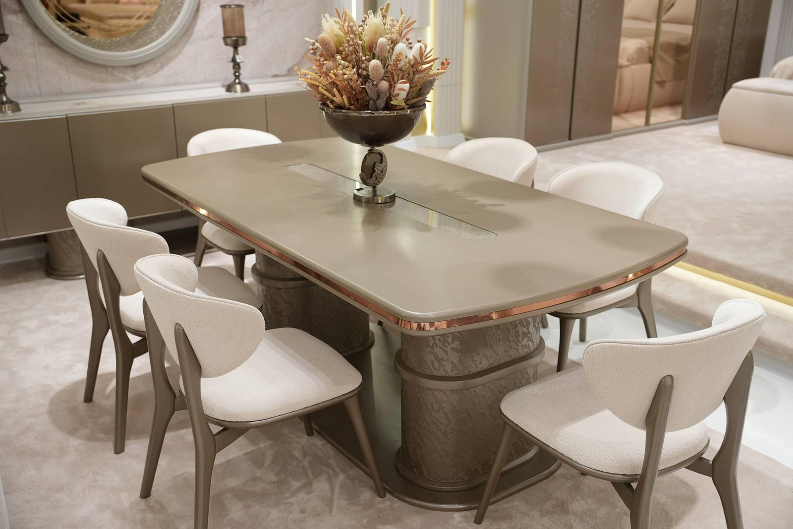 Elegante houten eetkamer set in beige met stijlvol design