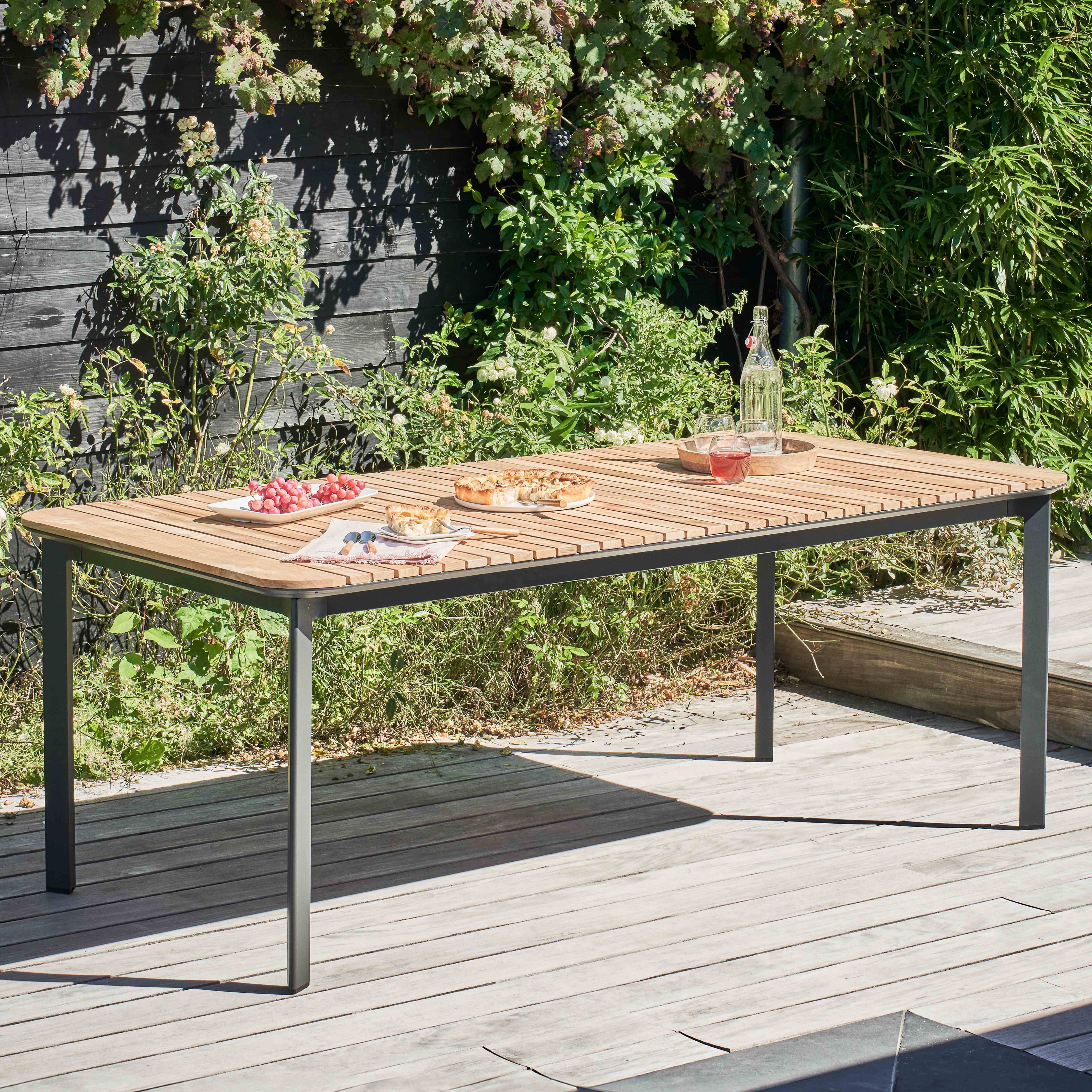 Tempa - Tisch aus Aluminium und Teak Holz - Oviala