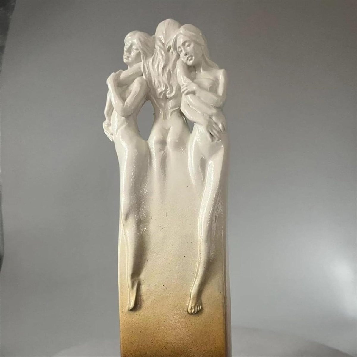 Drie Zussen Beeldje - Handgeschilderd Vriendschap Figuur voor Interieur Decoratie - 600 gram