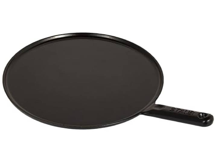 Staub Crepes Pfanne mit Gusseisengriff, rund (30 cm, induktionsgeeignet, mit mattschwarzer Emaillierung im Inneren der Pfanne, inklusive 1 Verteiler und 1 Spatel), schwarz