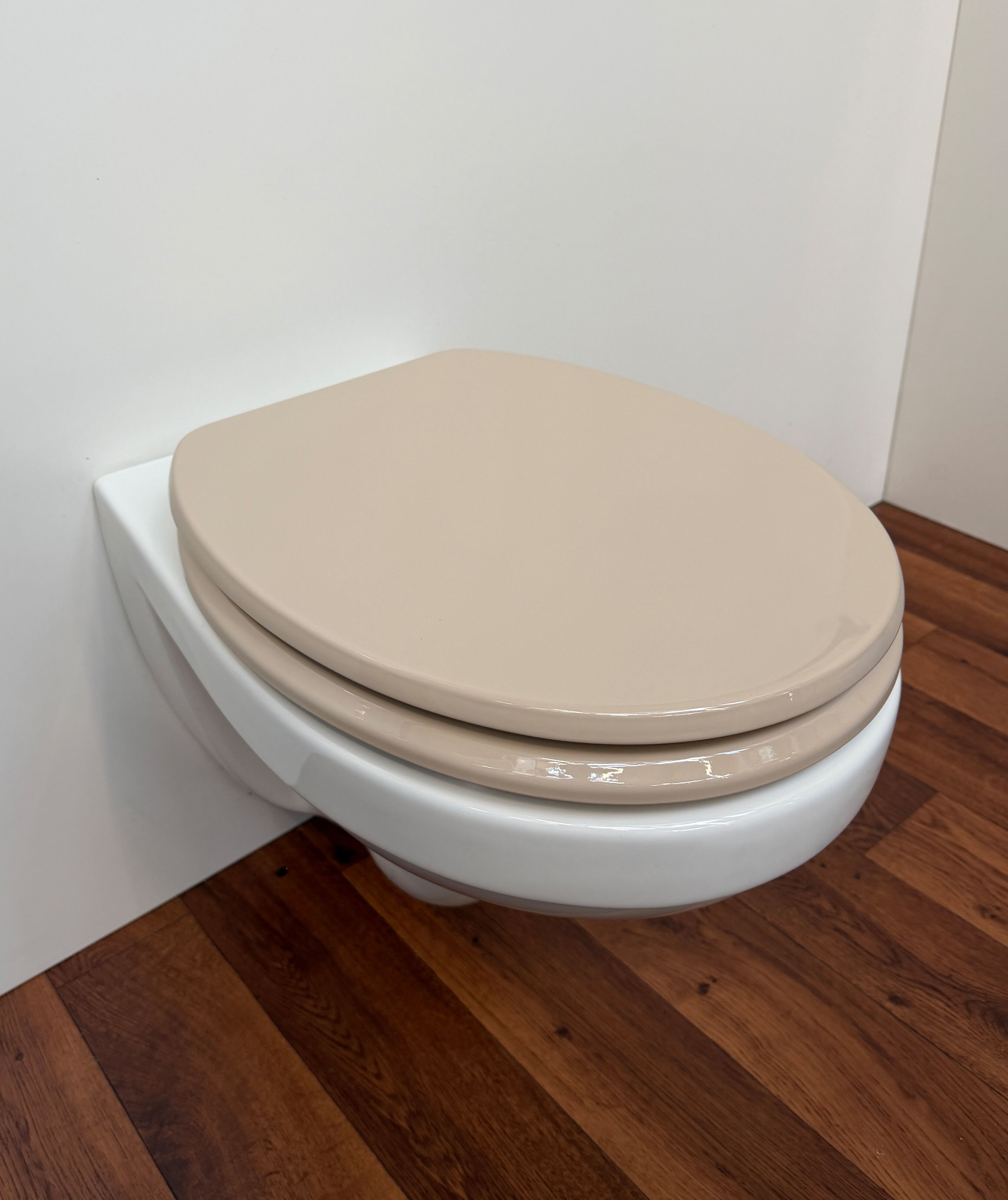 WC-Sitz WELLTIME "Classic Colours", beige (bahama, beige), B:37,5cm L:45cm, MDF - Mitteldichte Holzfaserplatte, WC-Sitze, WC-Sitz, Kratzfester Klo-Sitz mit einem Holzkern und Absenkautomatik bahama, beige Einheitsgröße