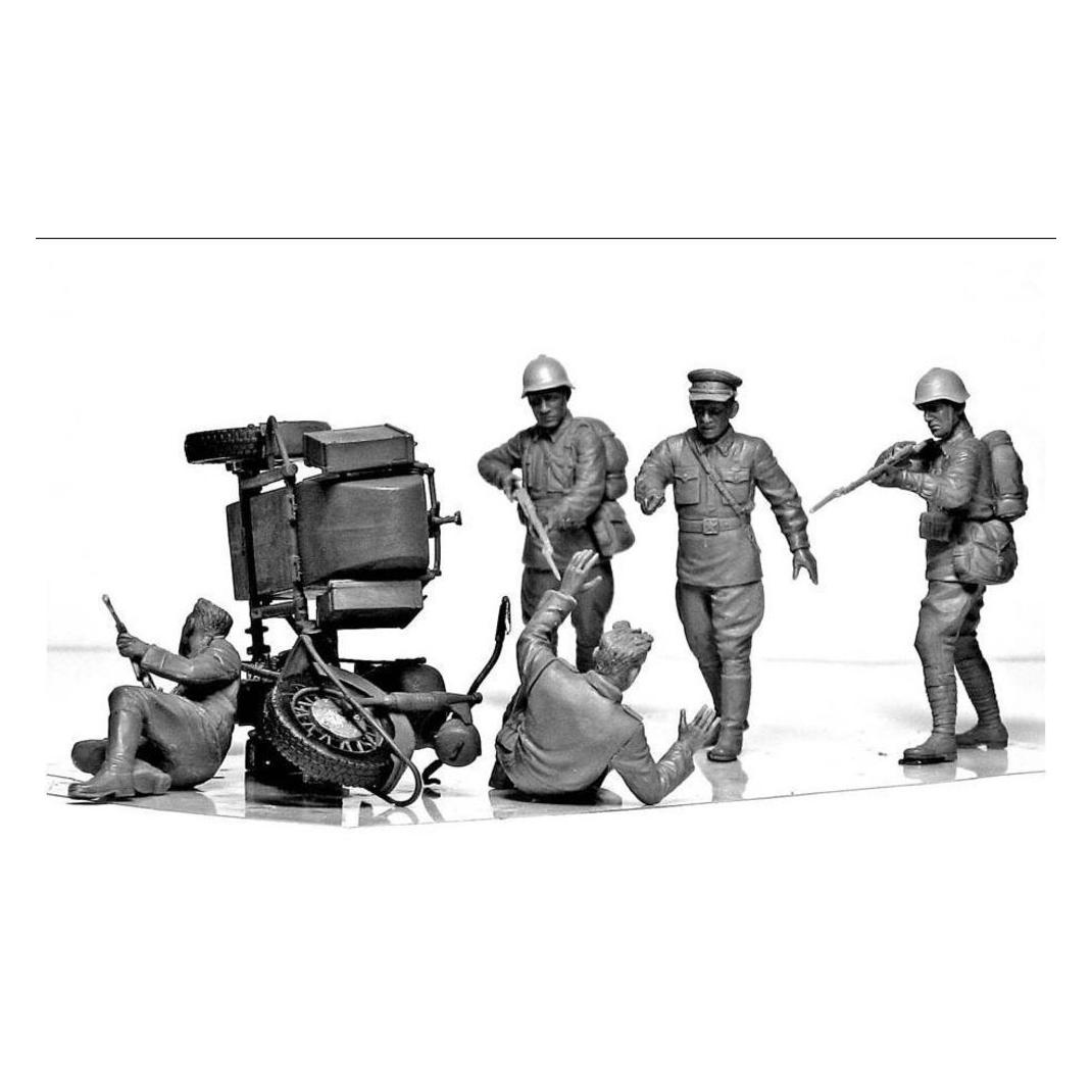 Master Box Accident. Soviet & German military men (MB3590)
