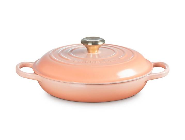 LE CREUSET Kochtopf Gourmet-Profitopf Signature rund mit Goldknopf pêche 26cm, Emailliertes Gusseisen