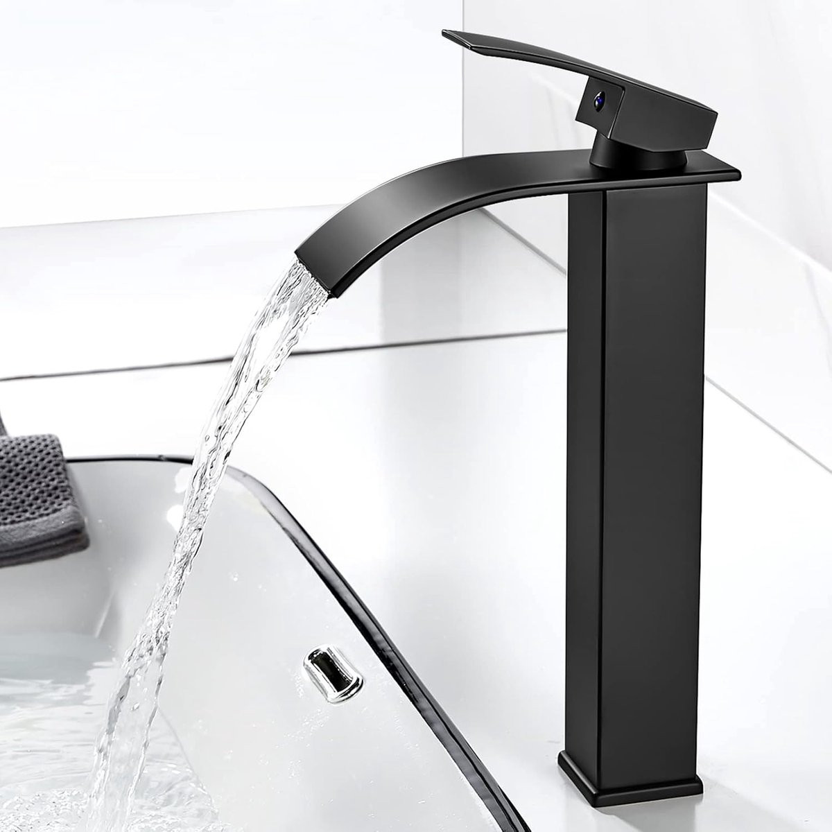 Waterbesparende moderne wastafelkraan van messing in mat zwart voor badkamer of keuken