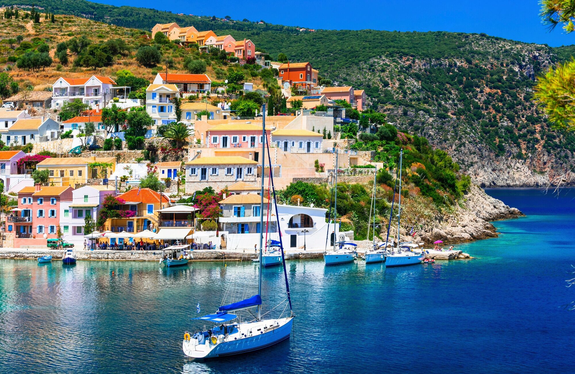 Fototapete PAPERMOON "DORF AM MEER-KEFALONIA INSEL MEER BOOTE KLIPPEN STRAND", bunt, B:2,5m L:1,86m, Vlies, Tapeten, Fototapete