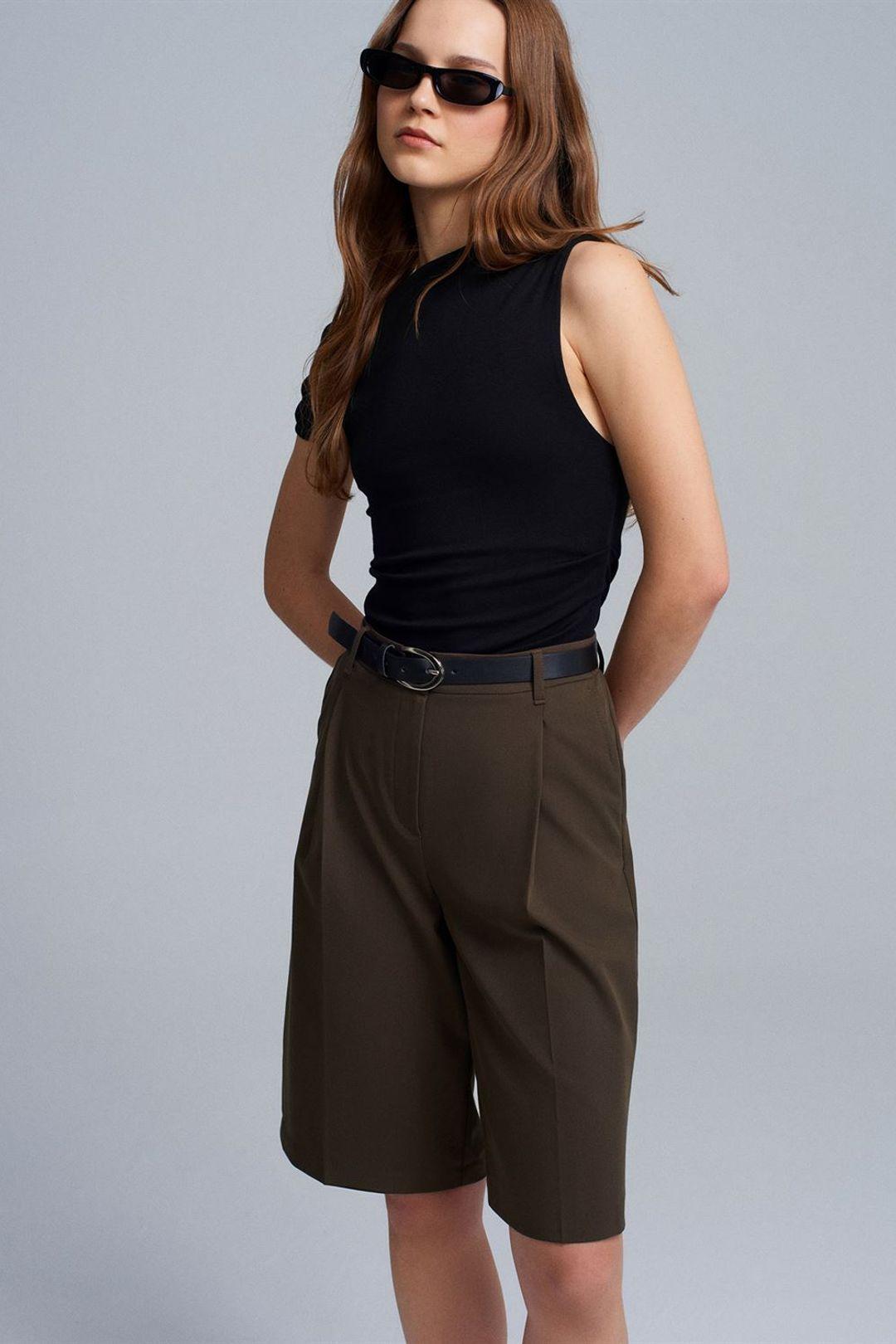 Hochgeschnittene, weit geschnittene Tailored Shorts