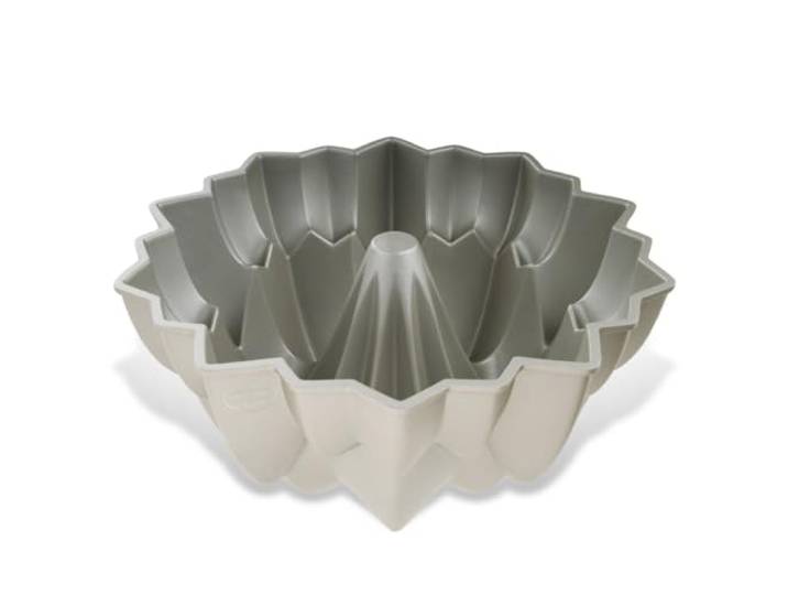 Dr. Oetker Gugelhupfform Ø 22 cm BACK KUNST, Backform für Gugelhupf, Bundform mit Antihaftbeschichtung für eindrucksvolle Kreationen, hochwertige Kuchenform (Farbe: Creme-Metallic), Menge: 1 Stück