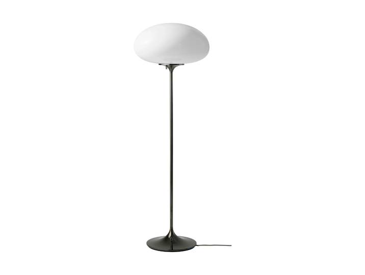 GUBI Stemlite Stehleuchte Black chrome-Opalglas, 110 cm