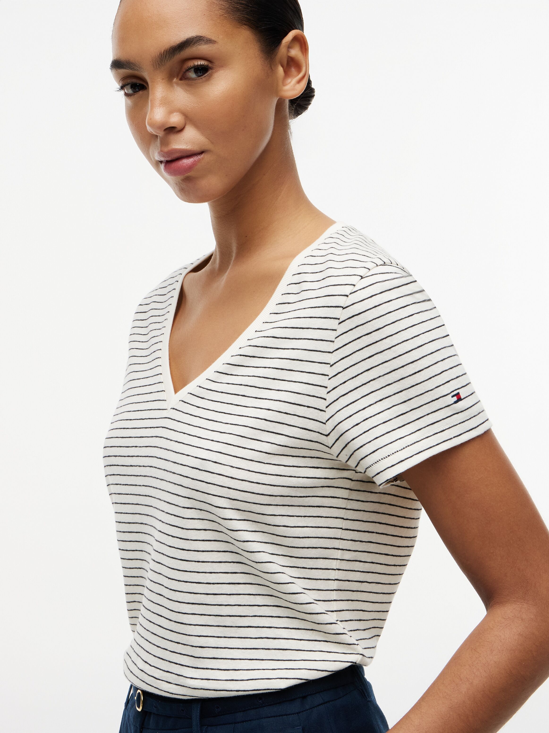 Kurzarmshirt TOMMY HILFIGER "CO LINEN V-NECK SHORT SLEEVE TEE", Damen, Gr. M (40), small brt stp calico, schwarz, Single Jersey, Obermaterial: 50% Baumwolle, 50% Leinen, gestreift, regular fit normal, V-Ausschnitt, abgesteppte Kante, Shirts Kurzarmshirt, 