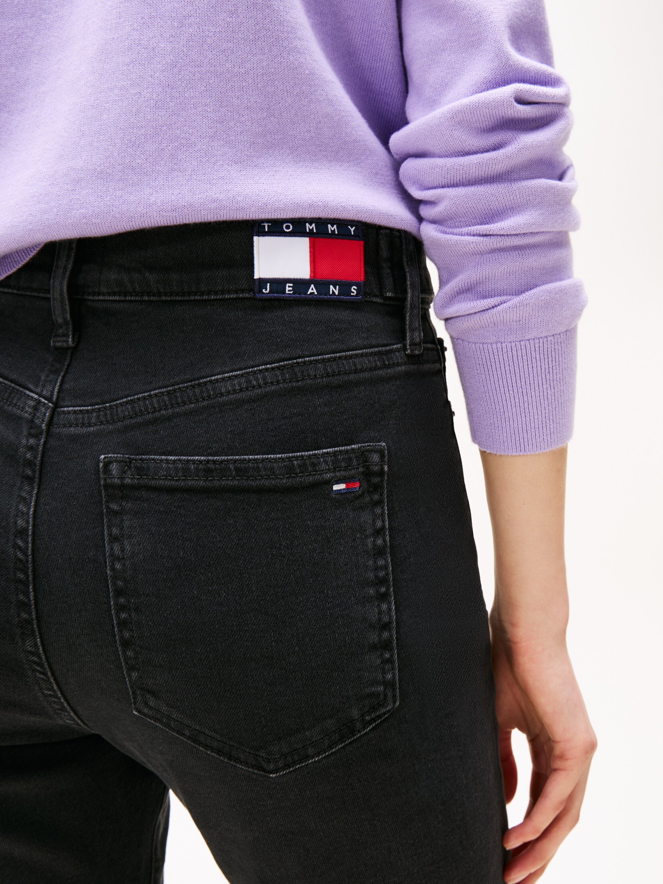 Bootcut-Jeans TOMMY JEANS "SYLVIA HGH FLR", Damen, Gr. 33, Länge 32, blau (denim schwarz), Denim/Jeans, Obermaterial: 98% Baumwolle, 2% Elasthan, unifarben, ausgestellt knöchellang, Jeans Bootcut-Jeans, Weite Beinform und Logo Stickerei auf der Gesässtasc