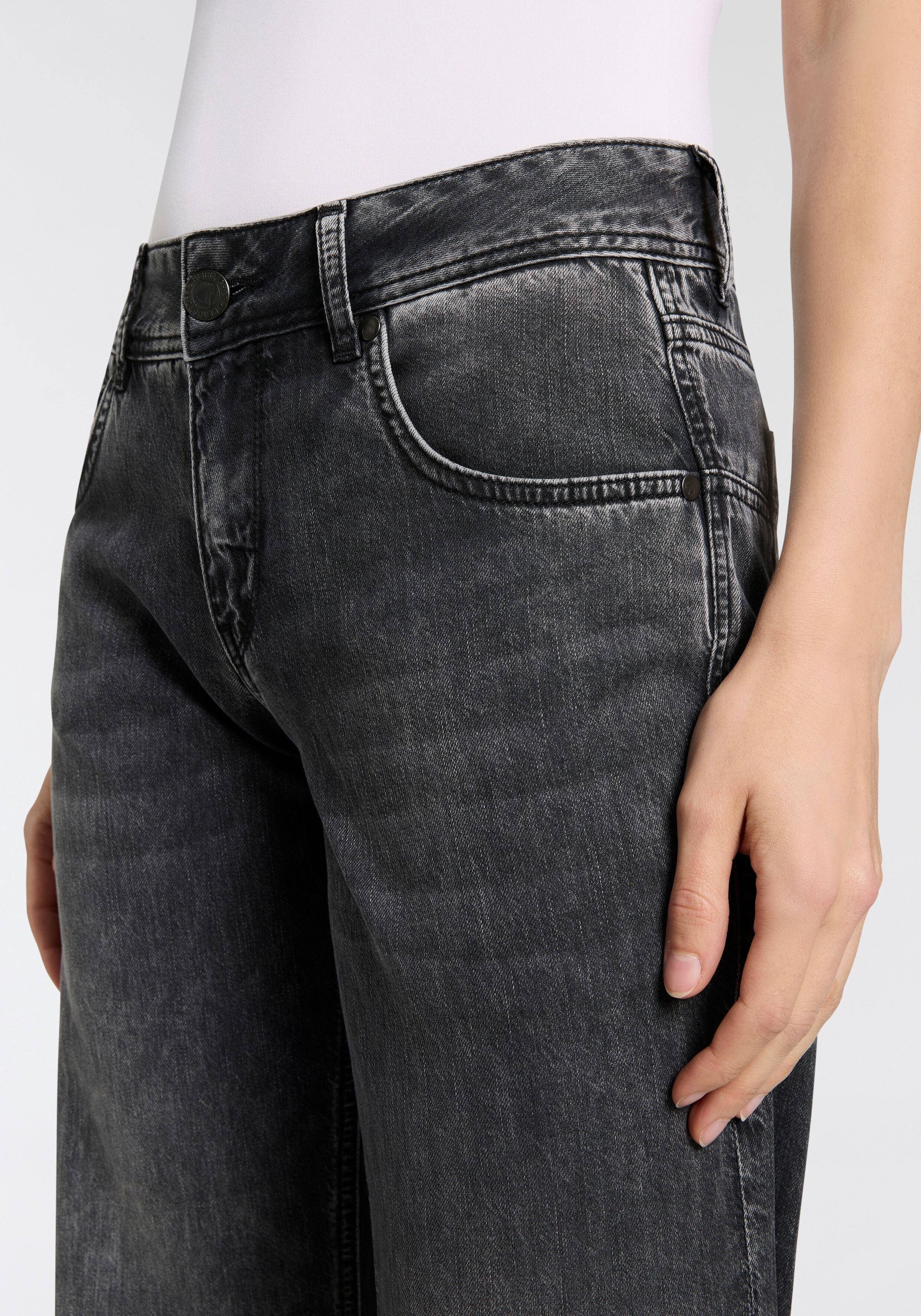 5-Pocket-Jeans HERRLICHER "Edna Denim Black", Damen, Gr. 32, Länge 34, schwarz (clubbing), Denim/Jeans, Obermaterial: 50% Baumwolle, 40% Lyocell, 10% Modal, Jeans 5-Pocket-Jeans, mit ausgestelltem Bein
