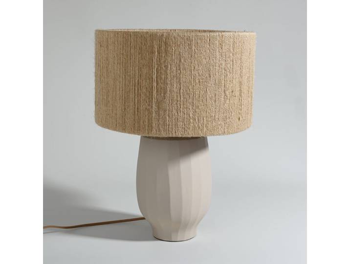 Lampe aus beigefarbenem Steinzeug mit Lampenschirm aus Jute, H 46 cm