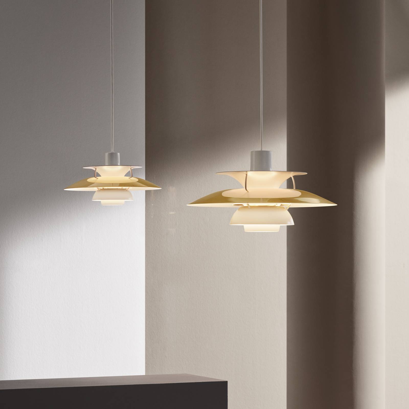 Louis Poulsen Lámpara colgante de diseño PH 5 500, atenuable, Latón / Oro, Salón / Comedor, Metal, Diseño, Lámpara colgante