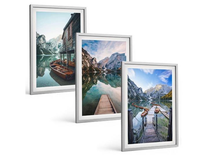 BILDER SET 3er Set - 40x60 cm Silberner Rahmen - See Berge Holzboote