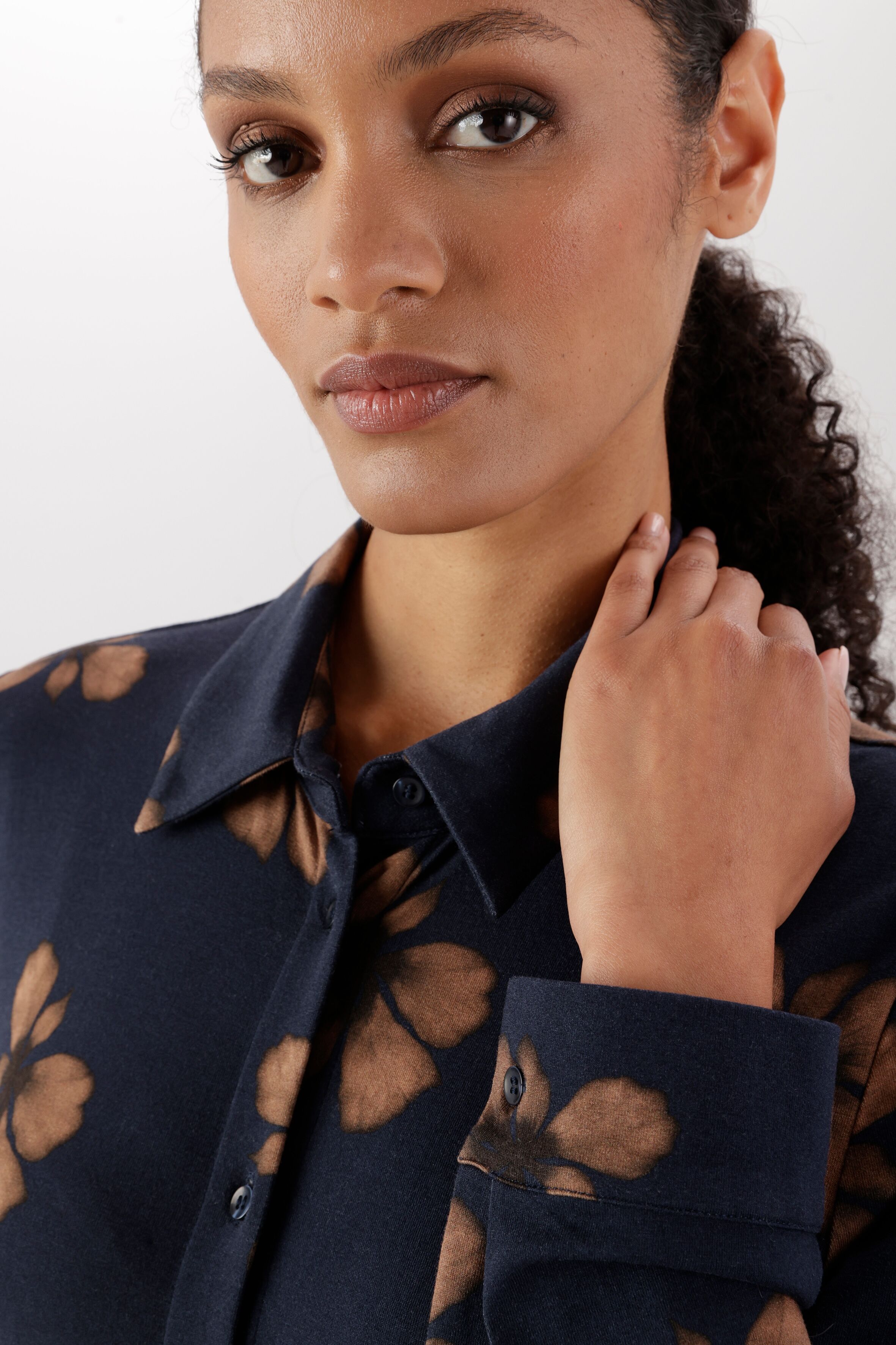 Midikleid ANISTON SELECTED, Damen, Gr. 42, N-Gr, blau (marine, camel), Single Jersey, Obermaterial: 95% Viskose, 5% Elasthan, bedruckt, geblümt, gemustert, figurumspielend wadenlang, 1-Knopf-Manschette, Kleider Midikleid, mit Blumenblüten-Print und abnehm