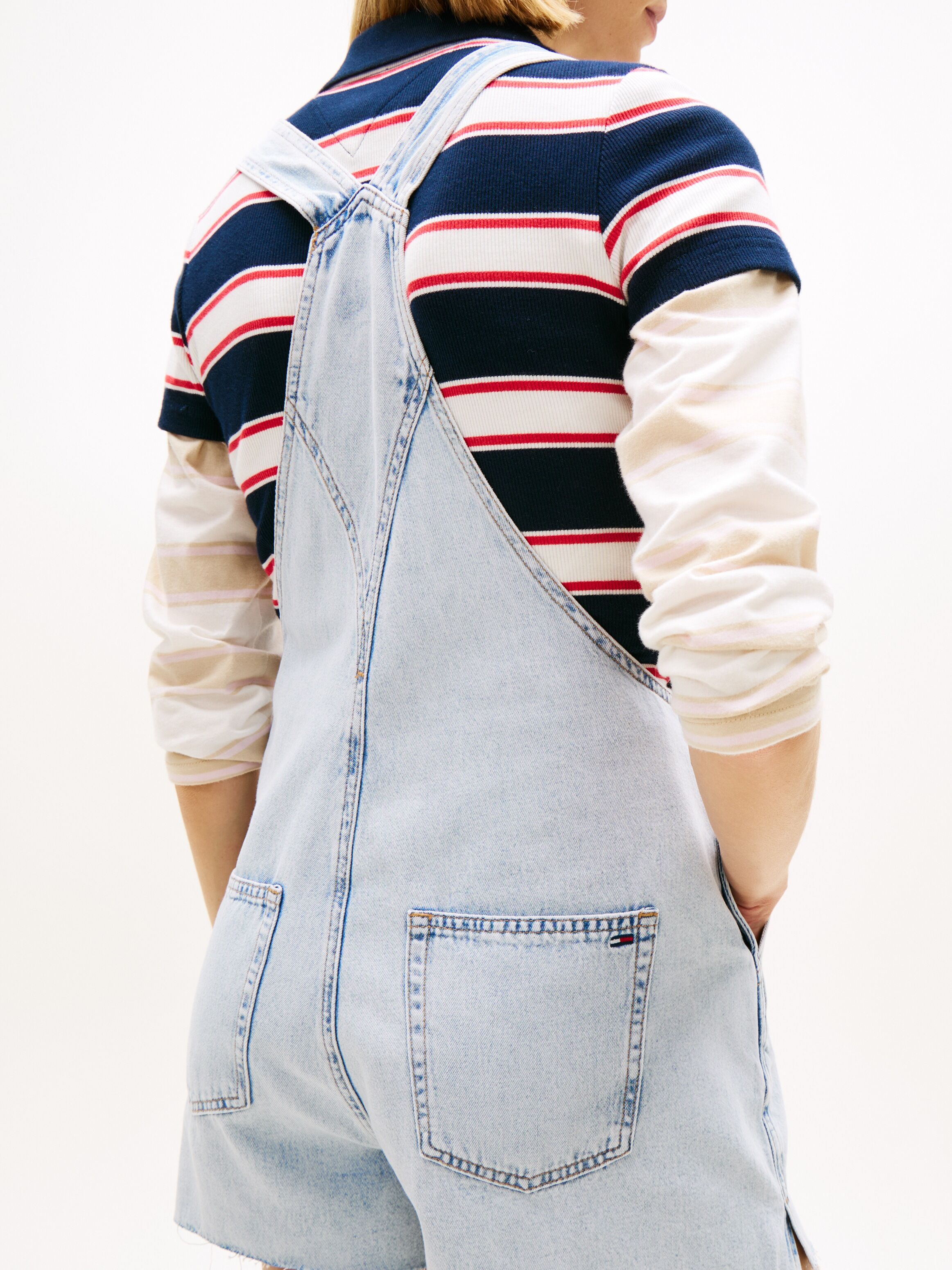 Kurzoverall TOMMY JEANS "MIA DUNGAREE SHORT EXT BJ6014", Damen, Gr. XL (42), N-Gr, denim light, Denim/Jeans, Obermaterial: 100% Baumwolle, unifarben, relaxed fit kurz, Overalls Kurzoverall, im lässigen Latzhosen-Design denim light XL (42), N-Gr